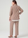 10501644 camisa boxi plus size off white taila 19200605 calca plus size bege lea 11400325 blazer bege kelya 1 1