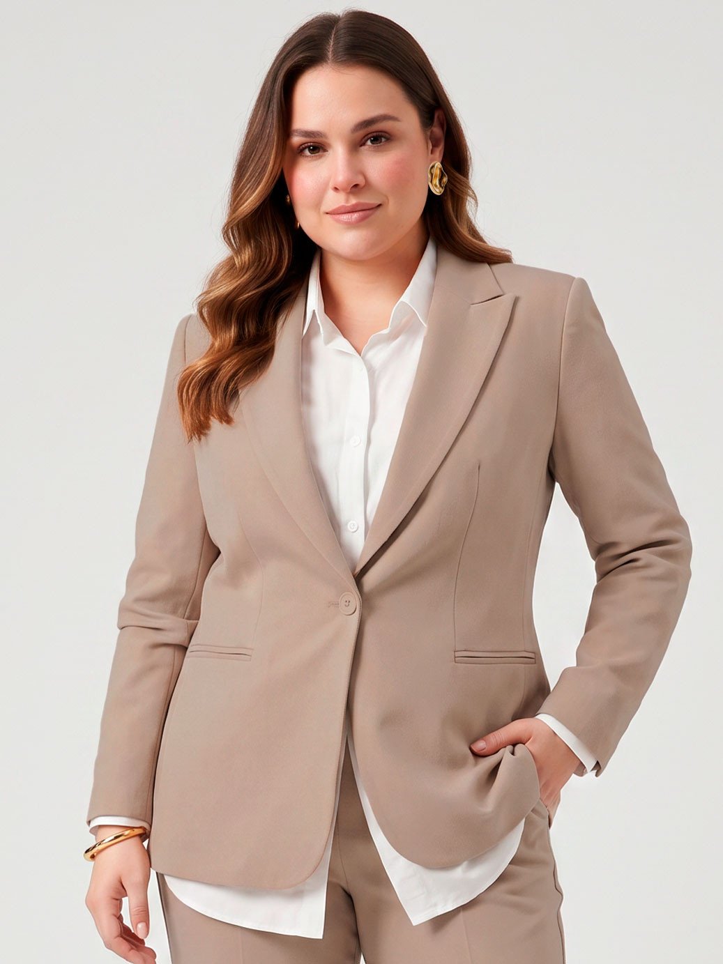 10501644 camisa boxi plus size off white taila 19200605 calca plus size bege lea 11400325 blazer bege kelya 3