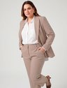 10501644 camisa boxi plus size off white taila 19200605 calca plus size bege lea 11400325 blazer bege kelya