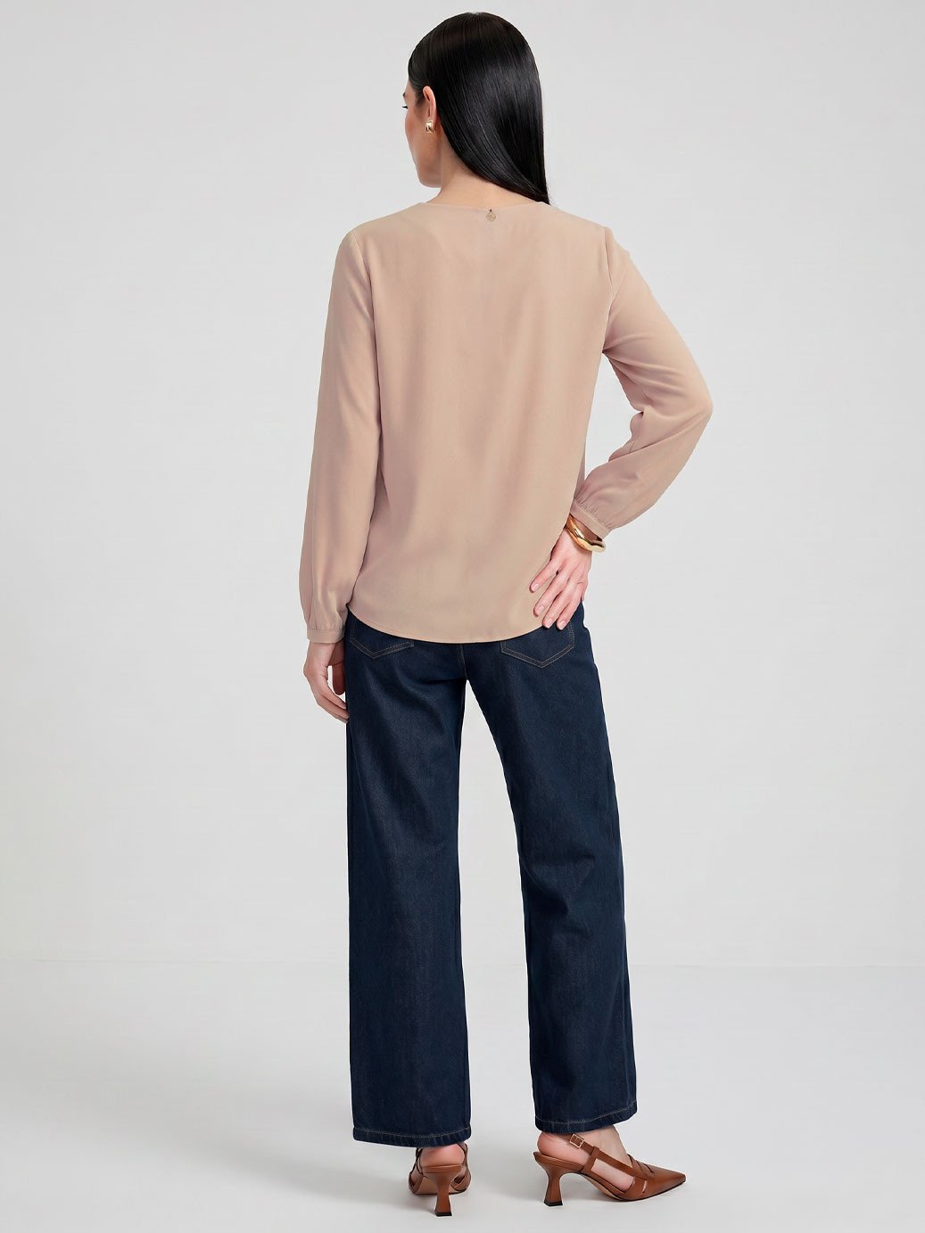 10501746 blusa manga longa bege anya 19200609 calca jeans pantalona azul escuro naya 1 1