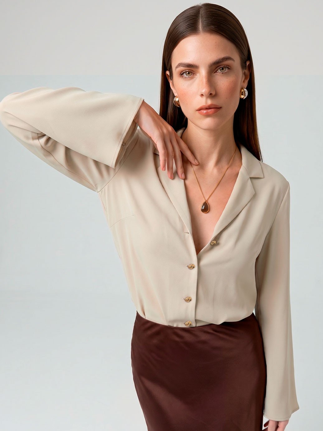11000431 saia crepe marrom andreza 10202338 camisa manga longa gola notch bege marla 4