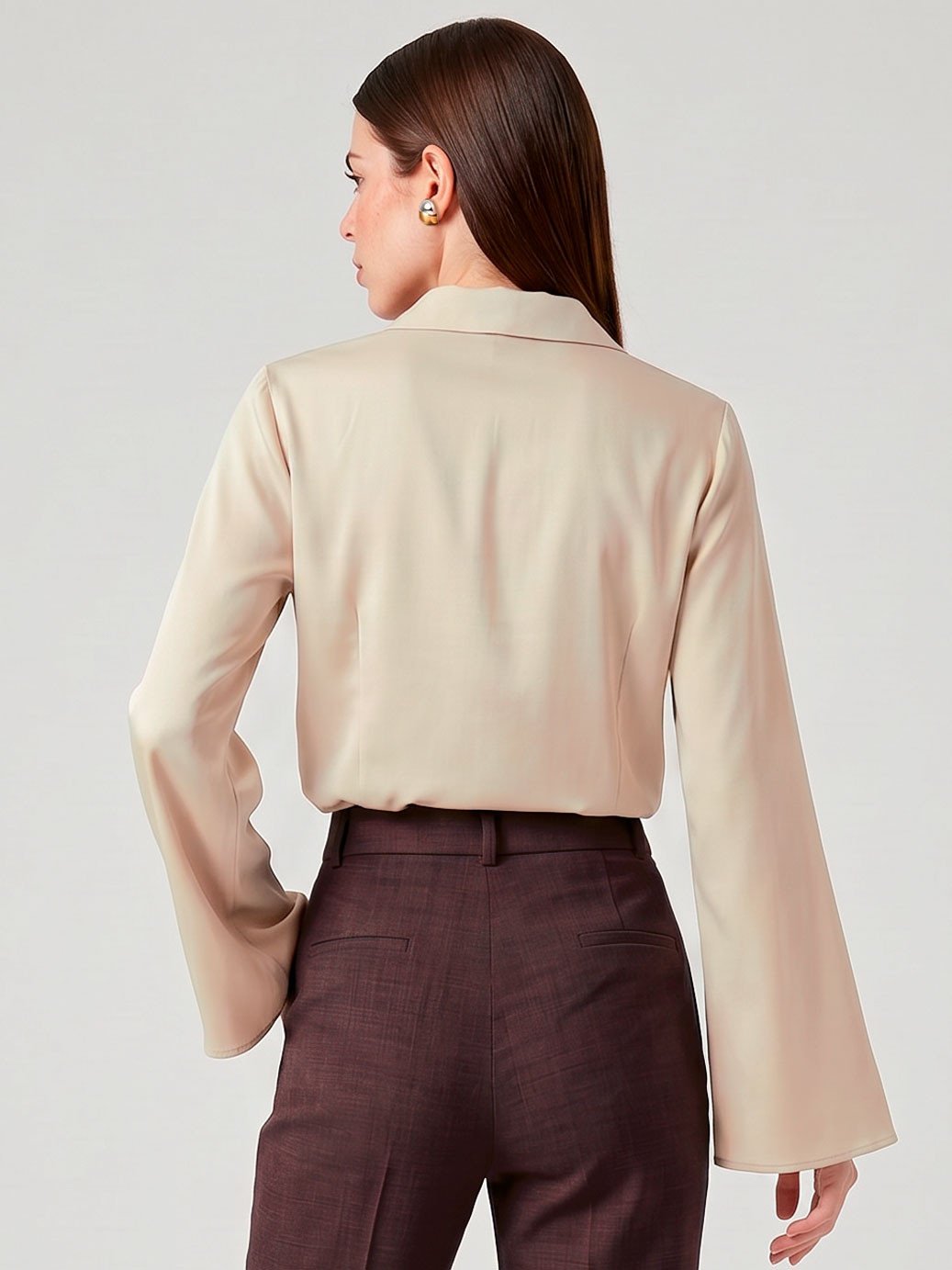 19200604 calca reta marrom tali 10202338 camisa manga longa gola notch bege marla 2
