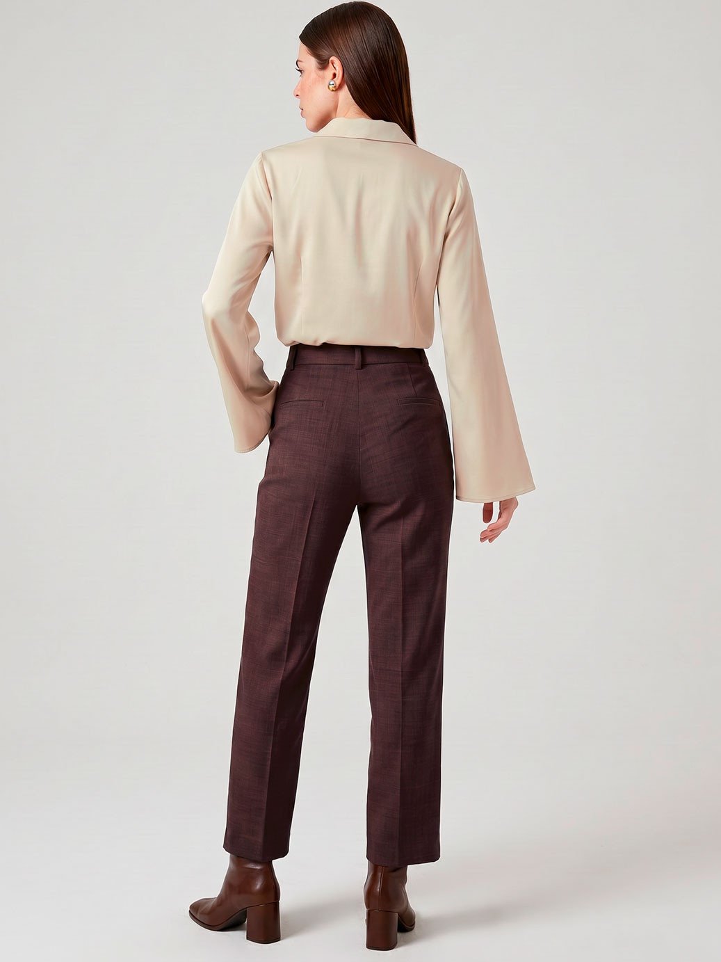 19200604 calca reta marrom tali 10202338 camisa manga longa gola notch bege marla 2 2