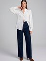 19200609 calca jeans pantalona azul escuro naya 10202325 camisa manga longa off white lilian 1 2