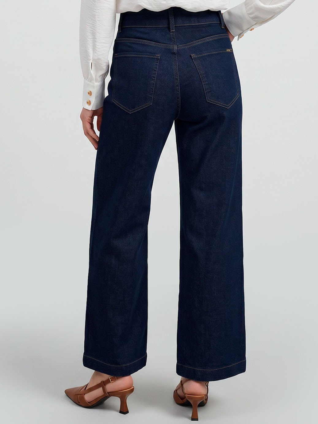 19200609 calca jeans pantalona azul escuro naya 10202325 camisa manga longa off white lilian 2 1