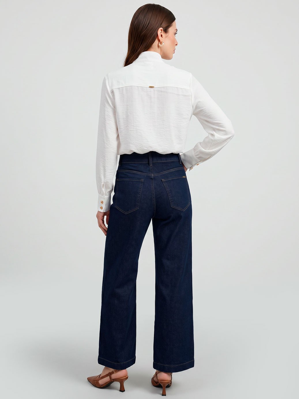 19200609 calca jeans pantalona azul escuro naya 10202325 camisa manga longa off white lilian 2 2