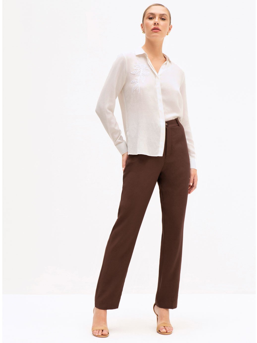 calca reta regular de alfaiataria em viscose fluid marrom gleiciana