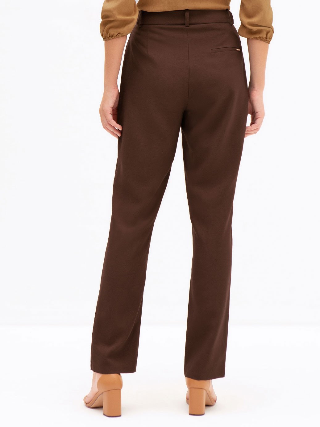 calca reta regular de alfaiataria em viscose fluid marrom gleiciana2