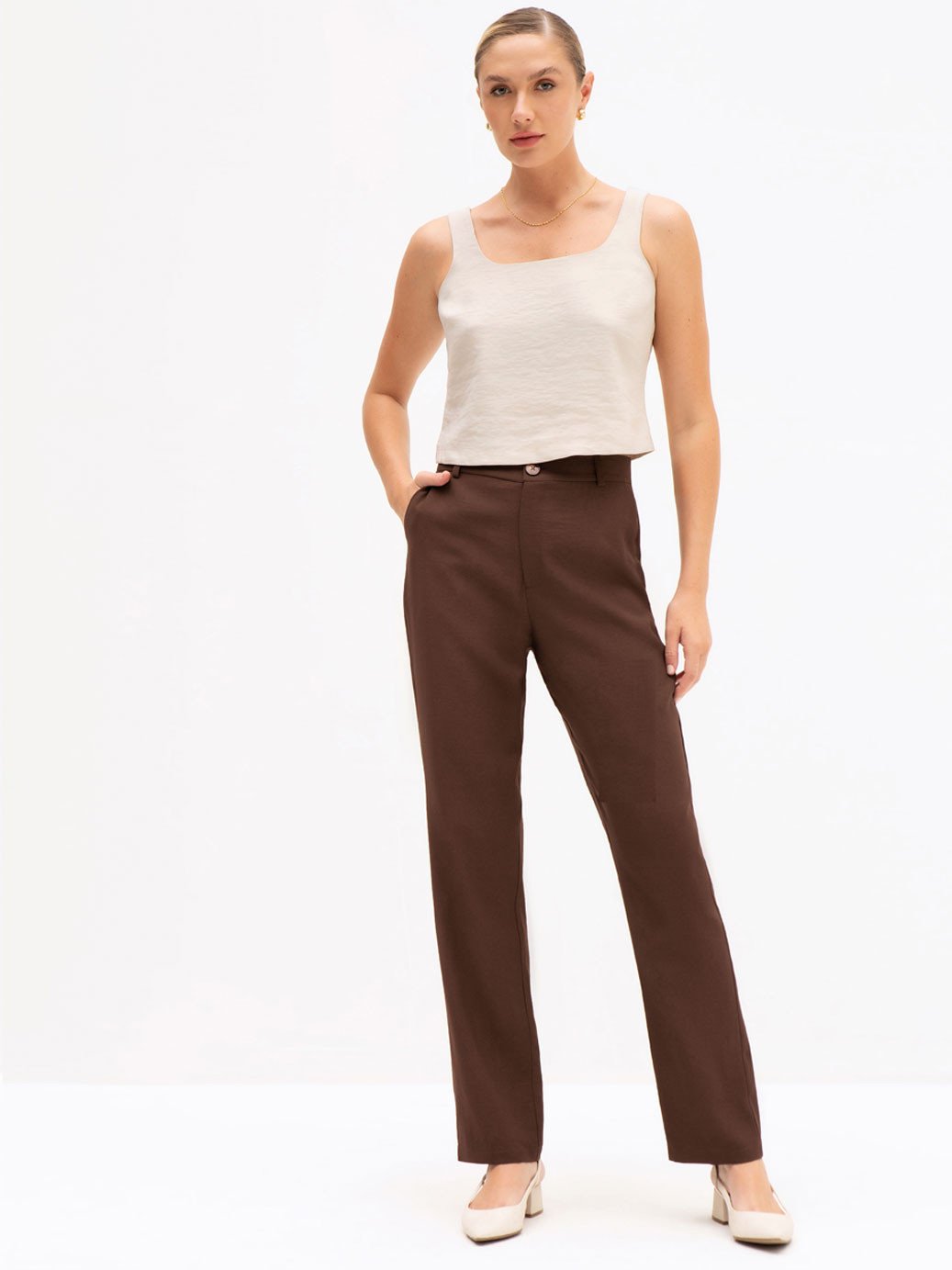 calca reta regular de alfaiataria em viscose fluid marrom gleiciana5