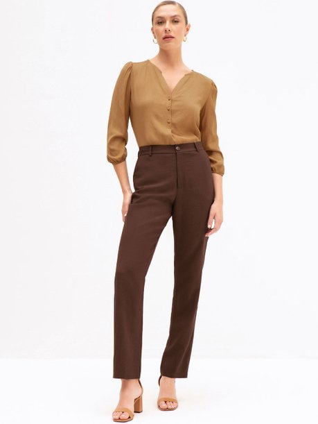 Calça Reta Regular de Alfaiataria em Viscose Fluid Marrom Gleiciana