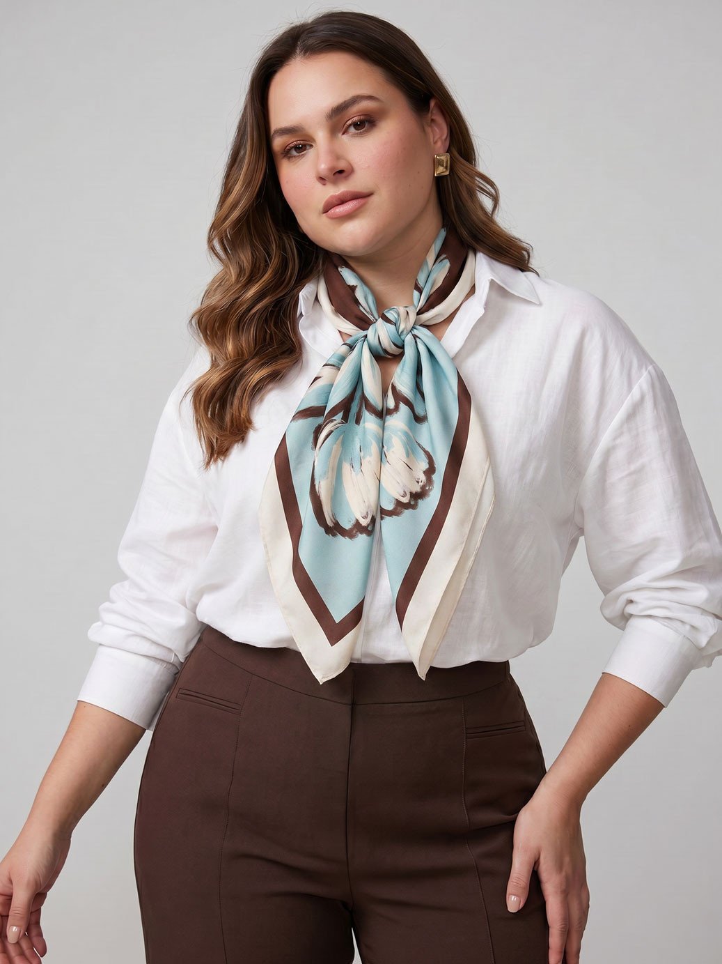 10501644 camisa boxi plus size off white taila 19200538 calca wide leg de alfaiataria plus size marrom cibele 10161100 lenco georgia