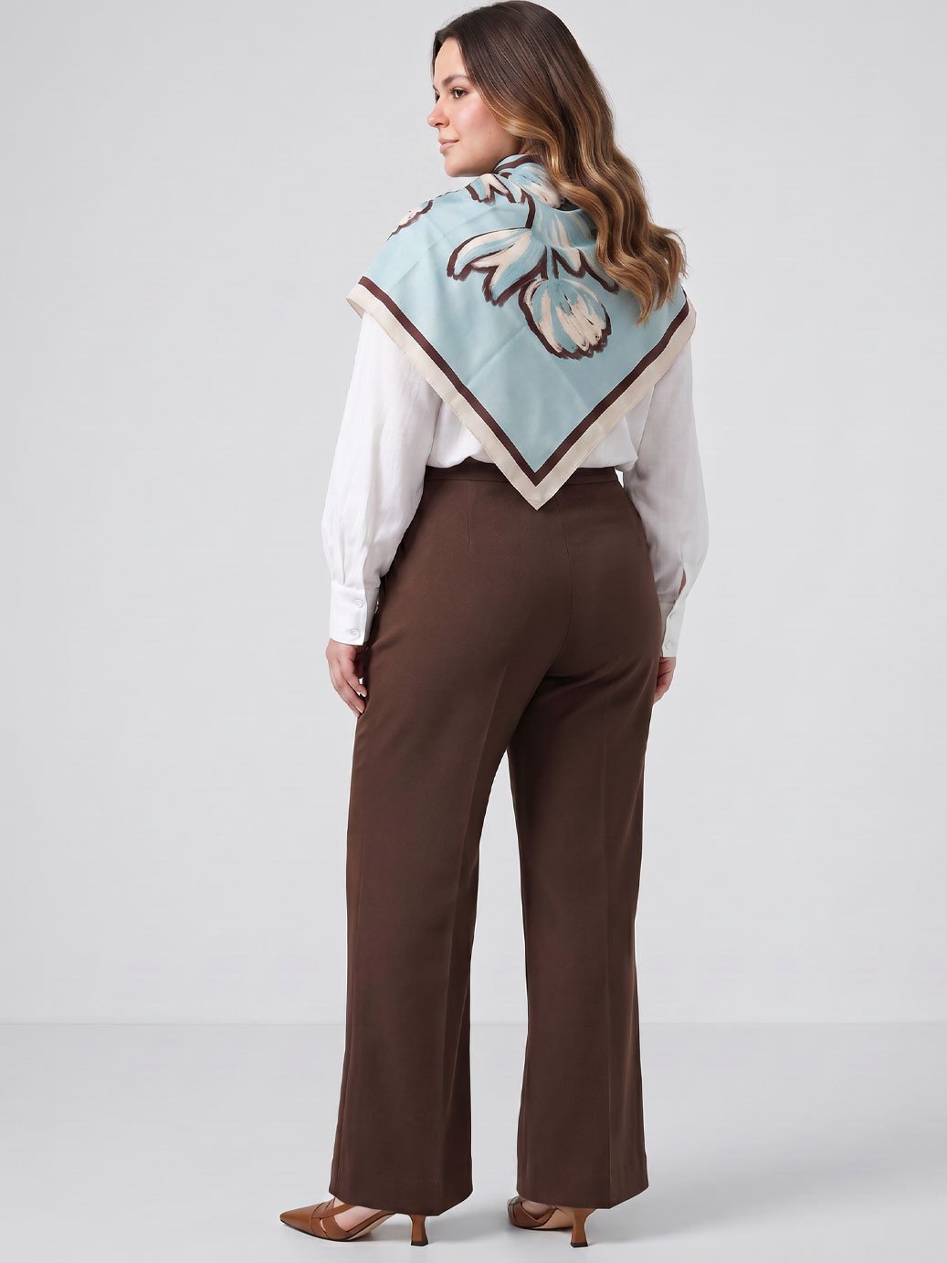 Calça Wide Leg de Alfaiataria Plus Size Marrom Cibele