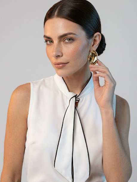 Blusa Gola Laço em Crepe Off White Natasha