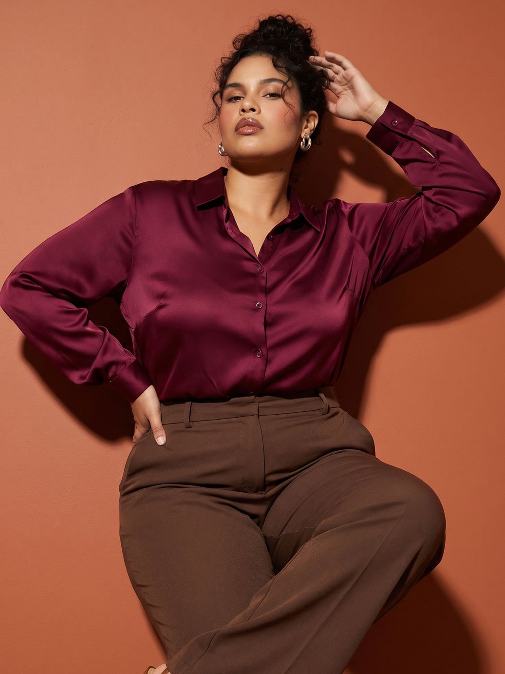 calca plus size marrom antonia camisa cetim plus size benedita2