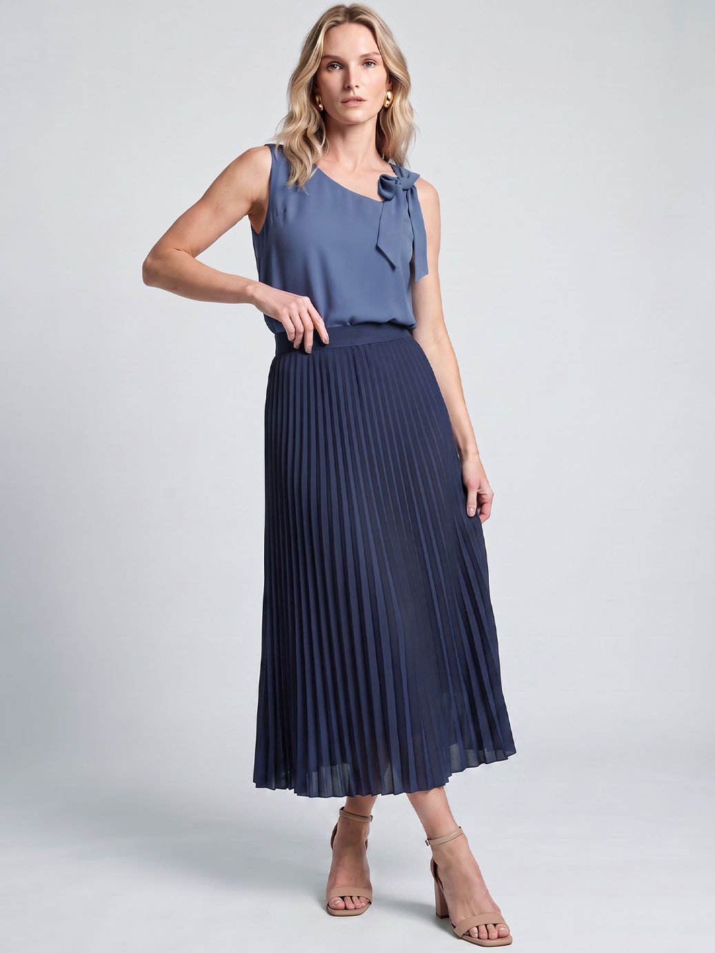 10501788 blusa regata com laco azul denim nayra 11000452 saia plissada crepe marinho antonieta 2 1