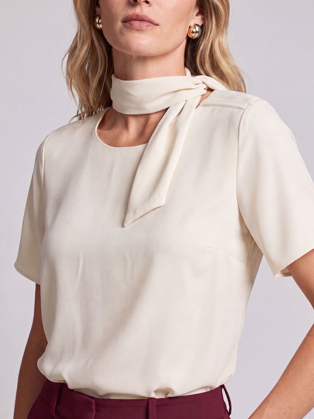 10501649 blusa manga curta em crepe aveia tessalia 1