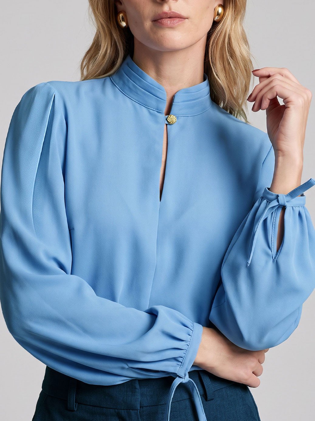 10501769 blusa com gola estruturada azul claro cauane 3