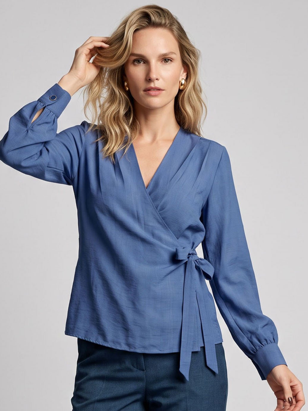 10501774 blusa com transpasse e amarracao esmerine 19200614 calca reta de alfaiataria marinho celestine 2