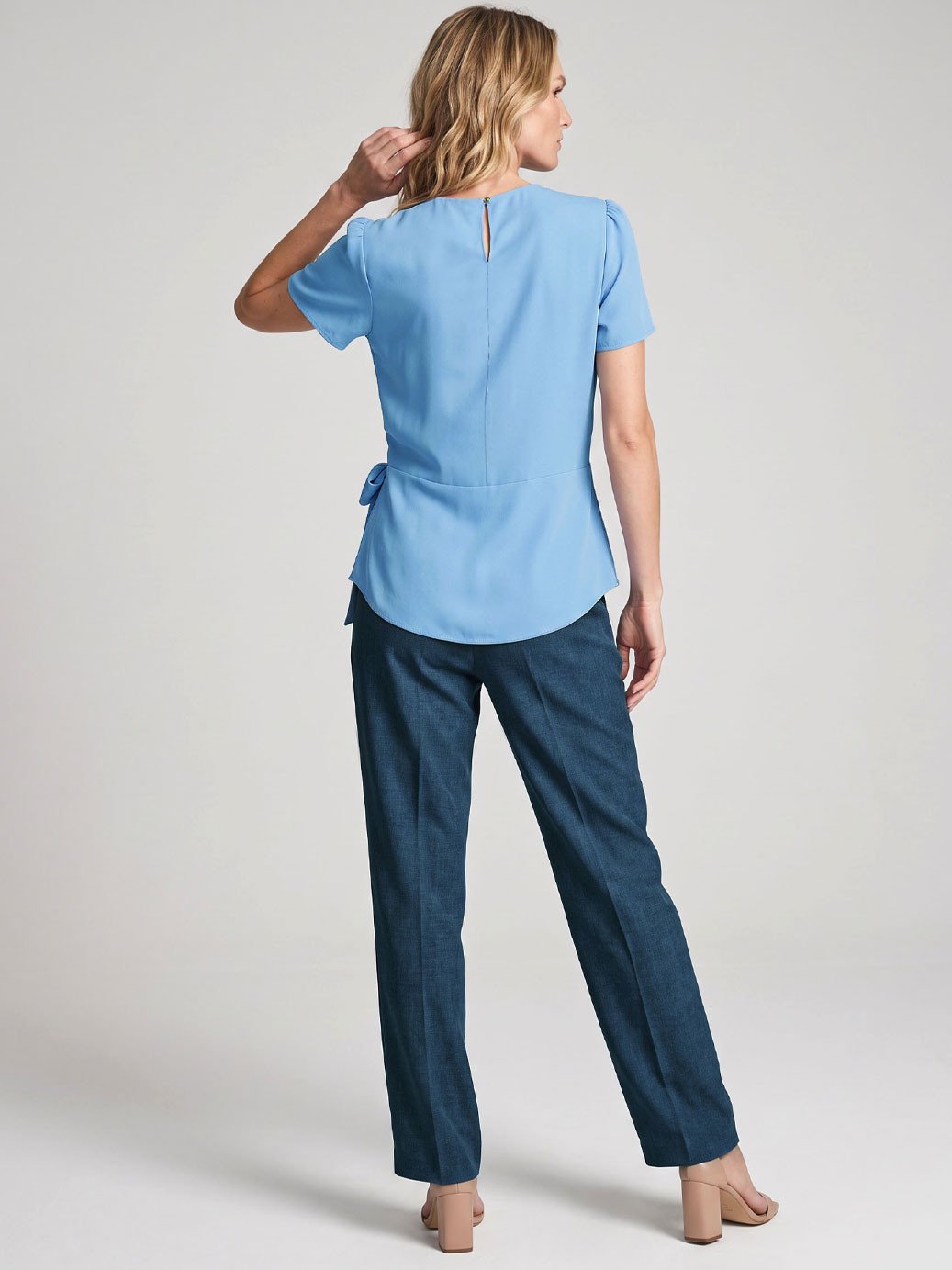 10501777 blusa com amarracao azul claro graca 19200614 calca reta de alfaiataria marinho celestine 1 1