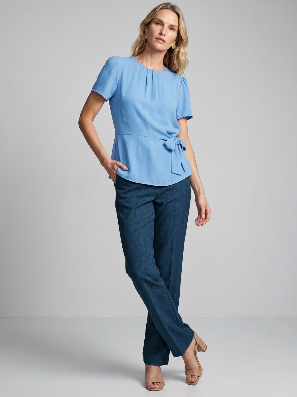 10501777 blusa com amarracao azul claro graca 19200614 calca reta de alfaiataria marinho celestine 2 1