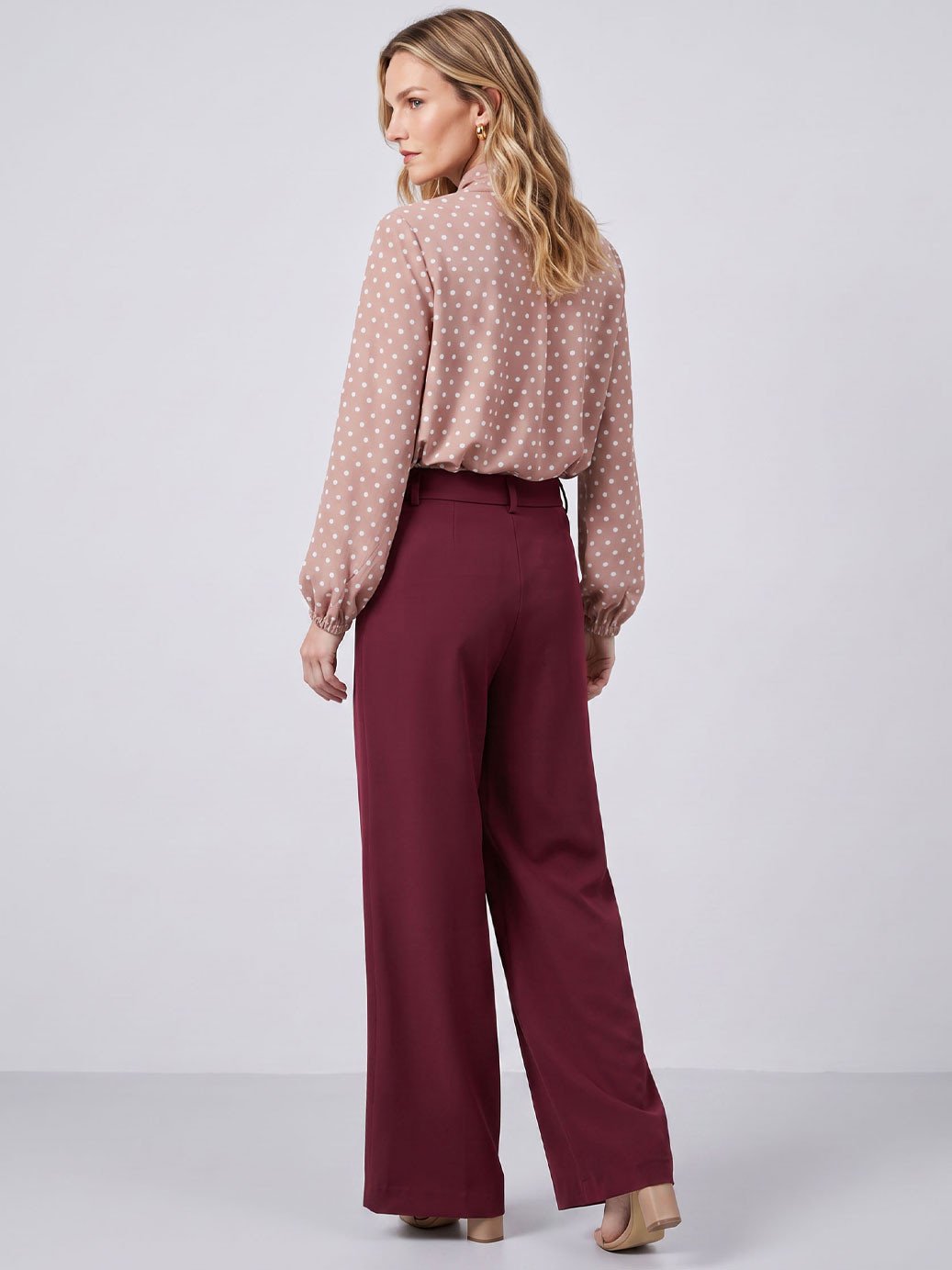 10501778 blusa poa com babados gaele 19200610 calca alfaiataria wide leg vinho naissa1