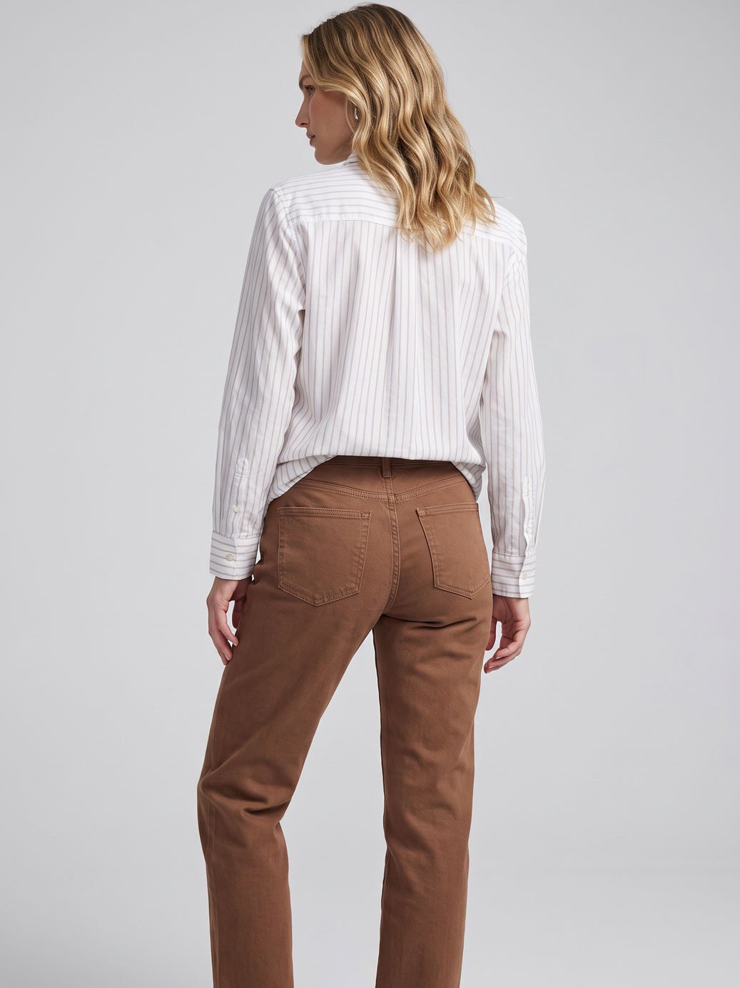 10202236 camisa comfy de algodao belmira 19200544 calca sarja reta marrom escuro violetta 1