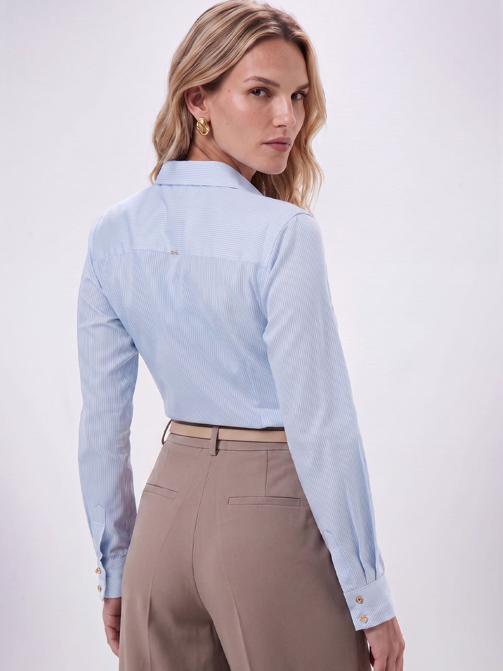 10202067 camisa algodao listrada joice 19200381 calca wide leg de alfaiataria mocha mousse angelica 1