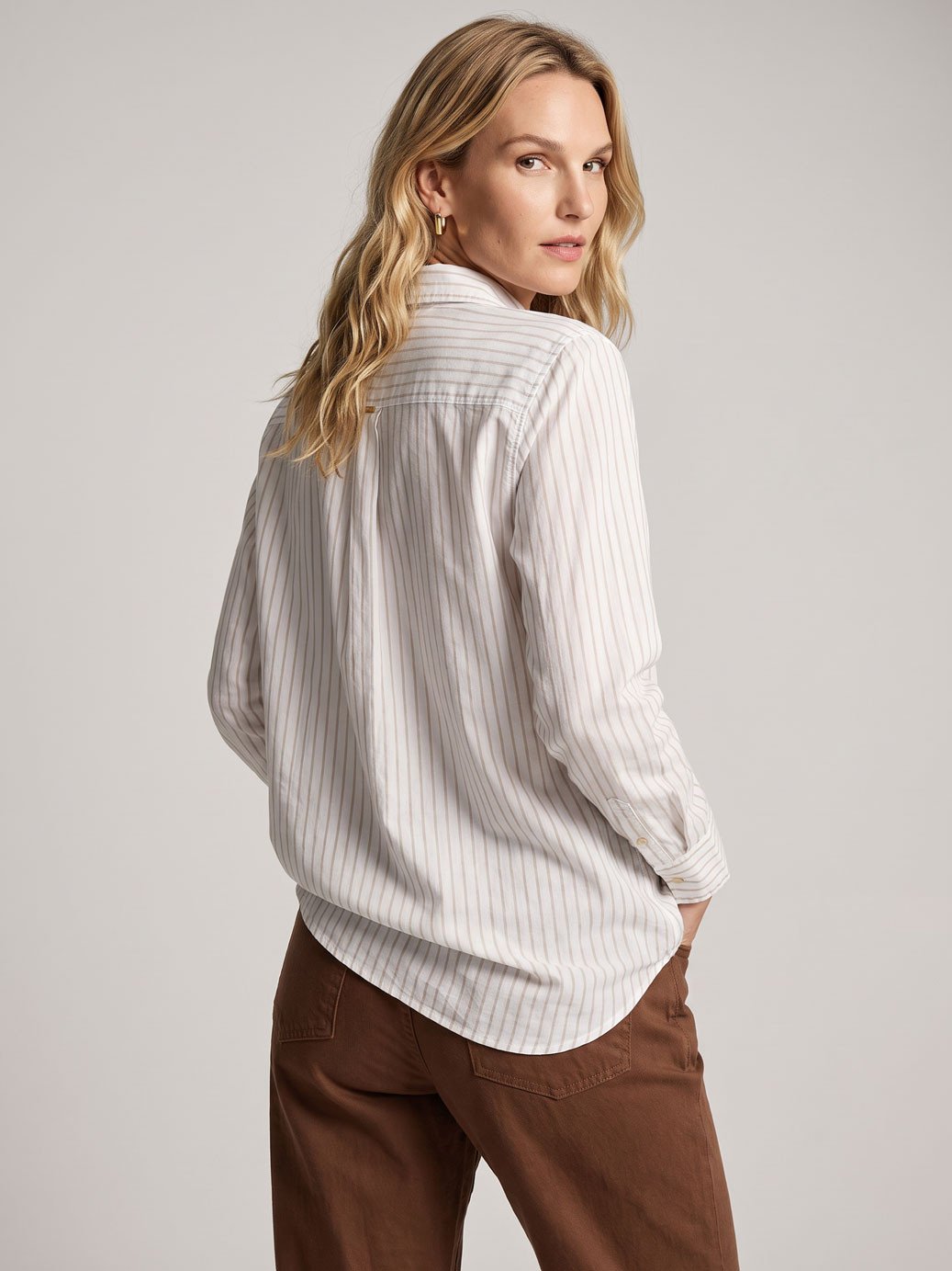 10202236 camisa comfy de algodao belmira 19200544 calca sarja reta marrom escuro violetta 3