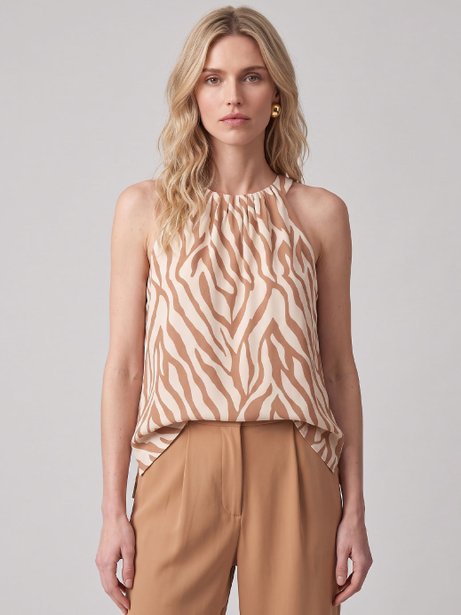 Blusa em Viscose com  Decote Franzido Estampa Savana Tita
