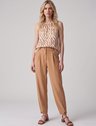 10501817 blusa estampa savana tita 19200676 calca alfaiataria reta cenoura camel nivia 2 3