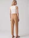 10800372 regata malha canelada off white estefani 19200675 calca cenoura camel anabella 1 2