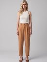 10800372 regata malha canelada off white estefani 19200675 calca cenoura camel anabella 4 3