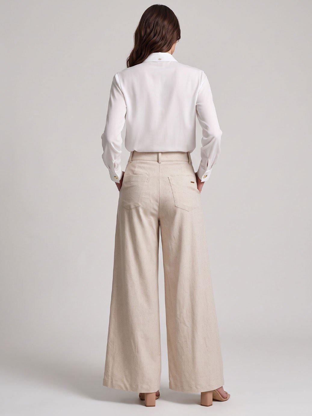 19200645 calca pantalona linho natural iselle 10202238 camisa manga longa off white anaisa 2 1