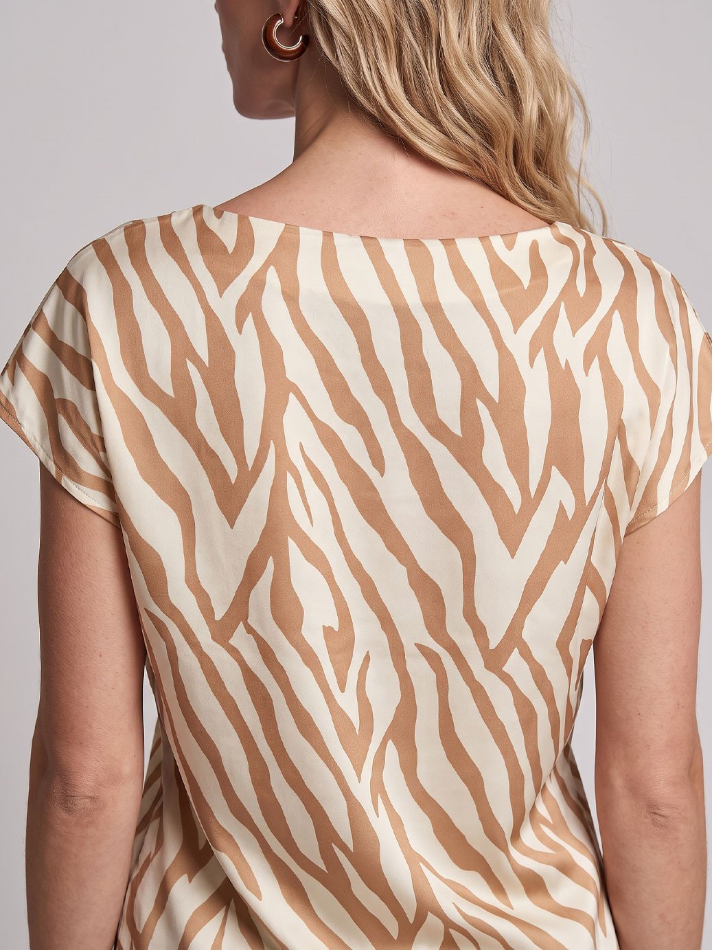 10501824 blusa viscose estampa savana iryna 3