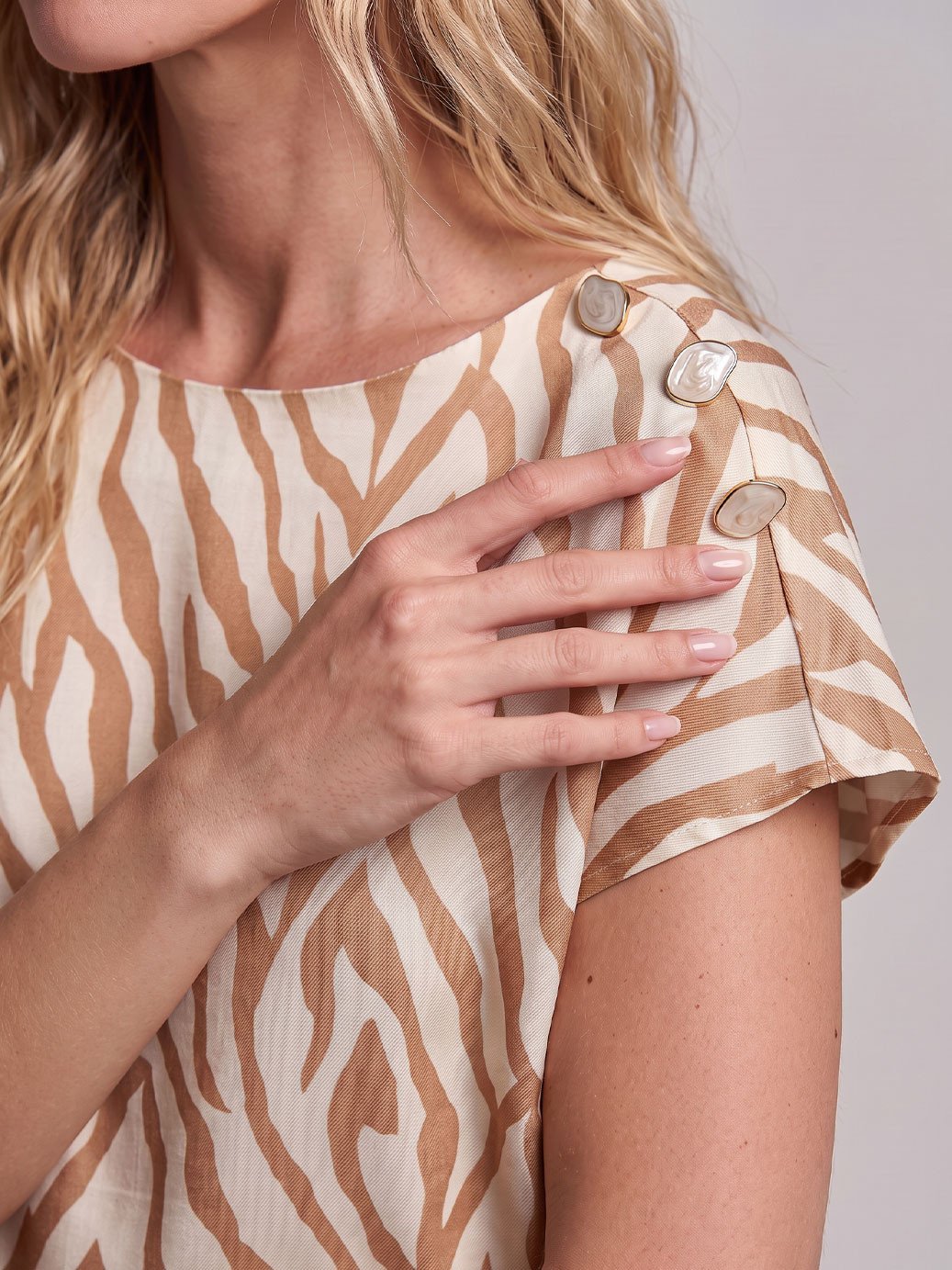 10501824 blusa viscose estampa savana iryna 4