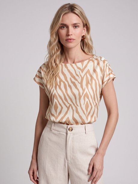 Blusa em Viscose com Botões Estampa Savana Iryna