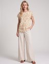 19200645 calca pantalona linho natural iselle 10501824 blusa viscose estampa savana iryna 2