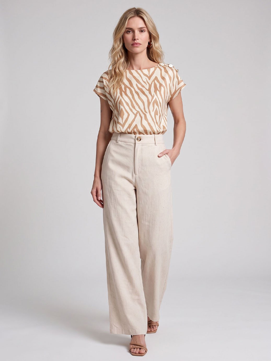 19200645 calca pantalona linho natural iselle 10501824 blusa viscose estampa savana iryna 3