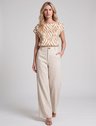 19200645 calca pantalona linho natural iselle 10501824 blusa viscose estampa savana iryna 3