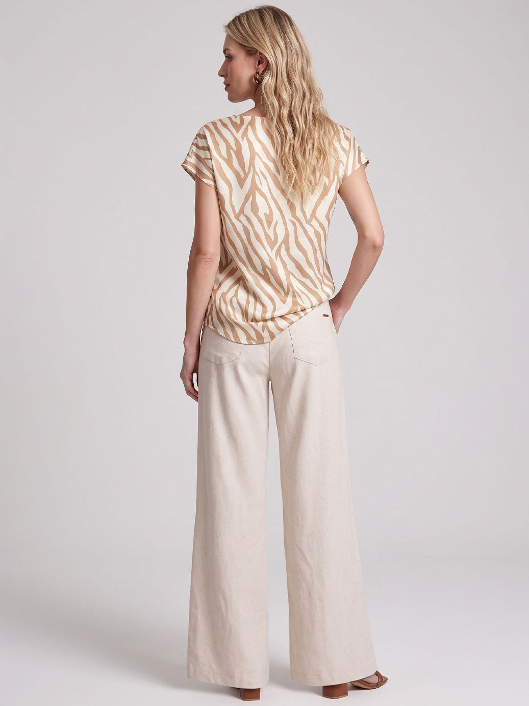 19200645 calca pantalona linho natural iselle 10501824 blusa viscose estampa savana iryna 4