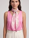 10800301 regata em cetim pink com decote v zuleide 10161092 lenco barrado off white com estampa floral rosa livia