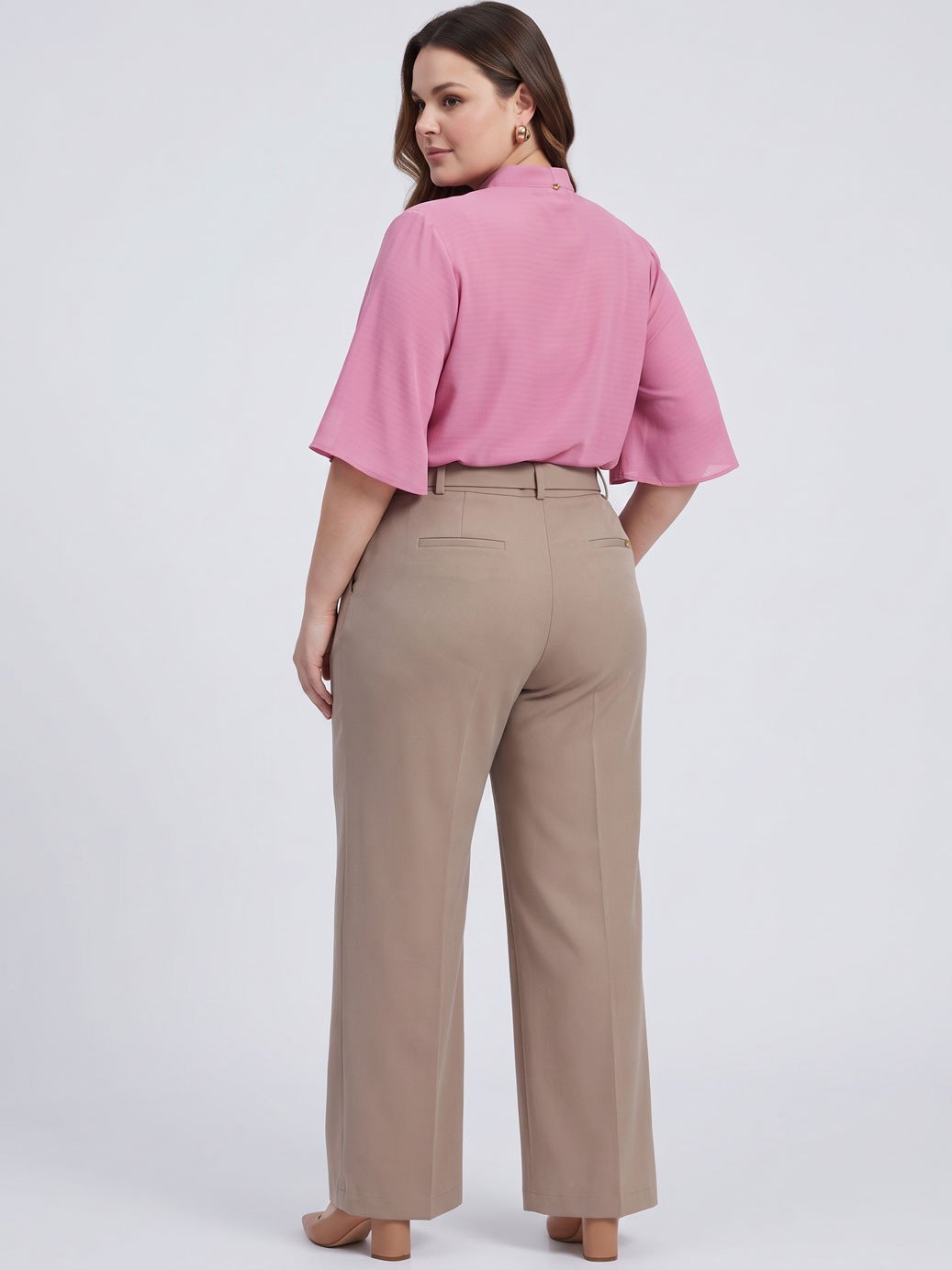 19200578 calca alfaiataria plus size mocha mousse lorde 10501713 blusa decote v em chiffon plus size rosa bete 2
