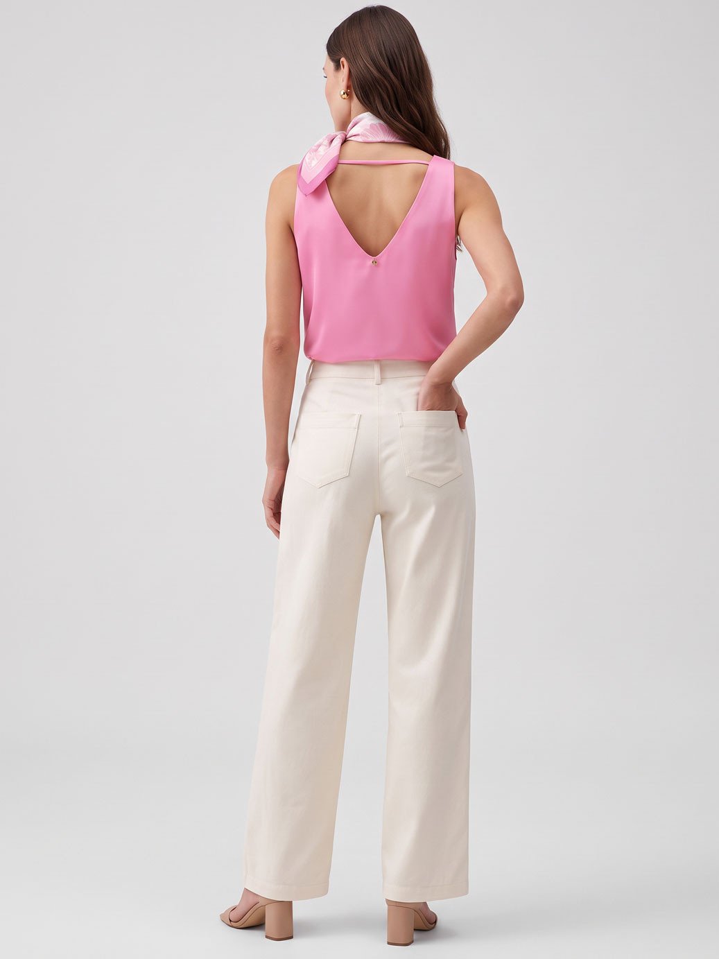 19200639 calca de alfaiataria pantalona off white milana 10800301 regata em cetim pink com decote v zuleide 2
