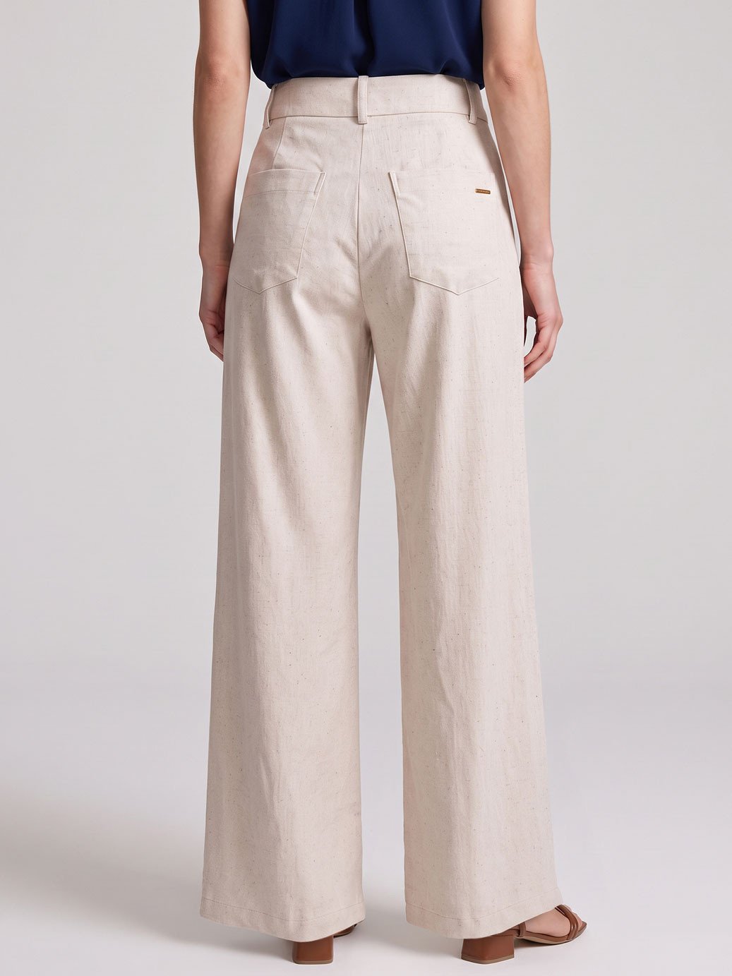 19200645 calca pantalona com bolsos em linho natural iselle 6