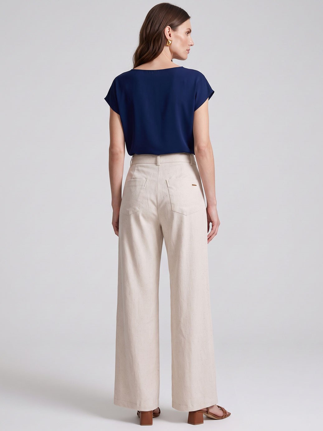 19200645 calca pantalona com bolsos em linho natural iselle 10501827 blusa decote canoa marinho britney 1
