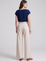 19200645 calca pantalona com bolsos em linho natural iselle 10501827 blusa decote canoa marinho britney 1