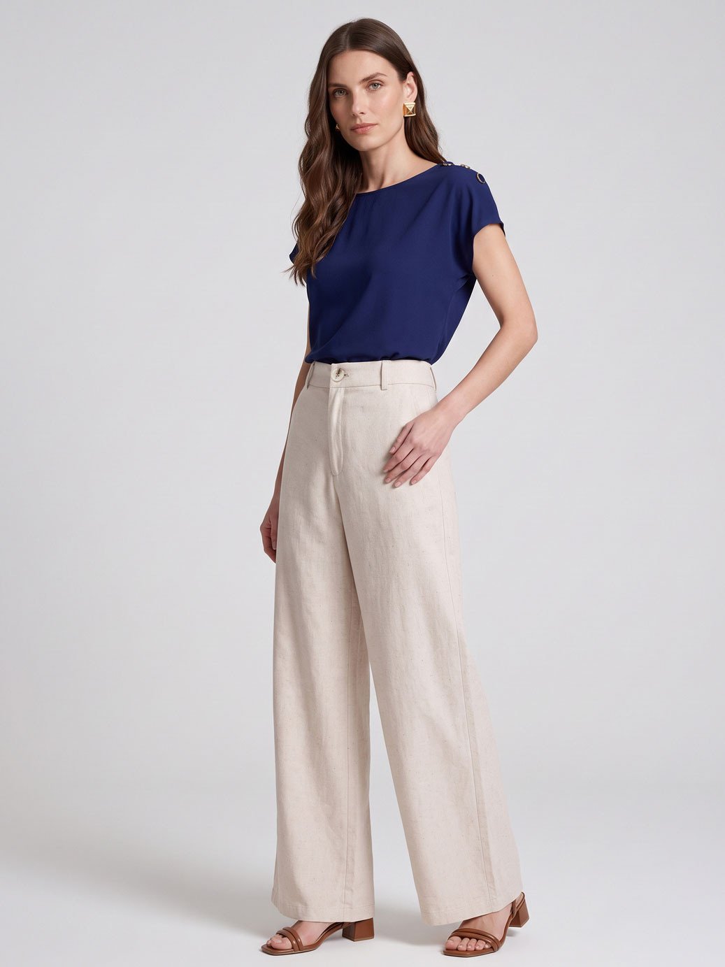 19200645 calca pantalona com bolsos em linho natural iselle 10501827 blusa decote canoa marinho britney 3