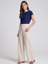 19200645 calca pantalona com bolsos em linho natural iselle 10501827 blusa decote canoa marinho britney 3