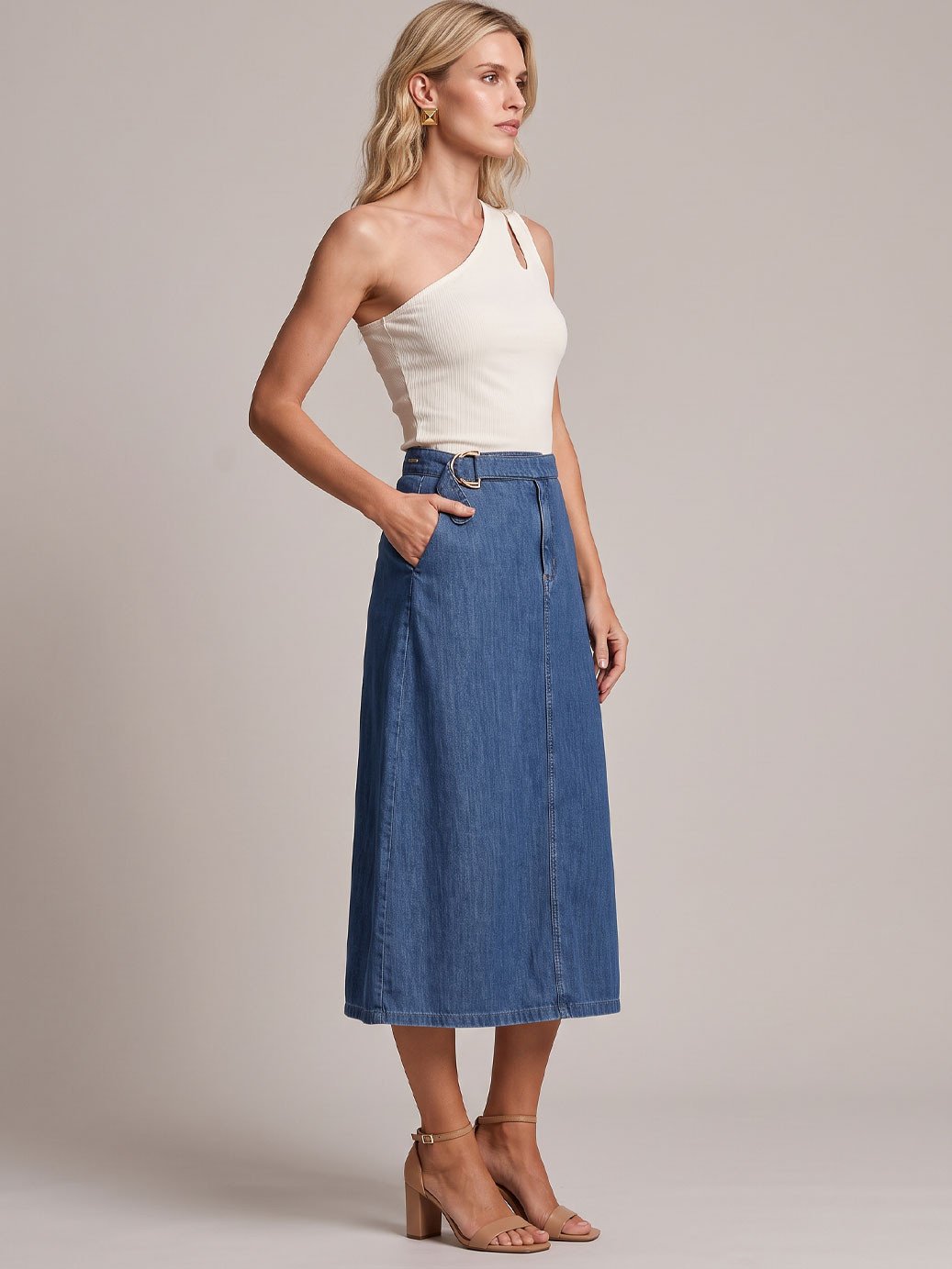 11000418 saia jeans evase longuete azul medio vanice 10800896 blusa ombro so em malha canelada off white domitila 1
