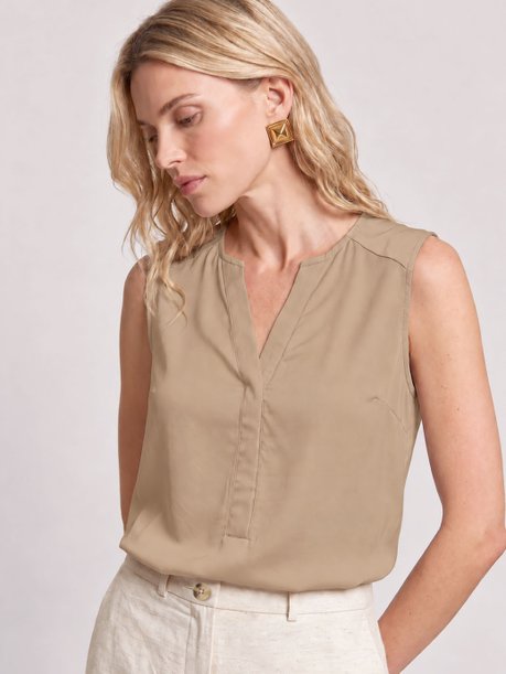 Blusa com Peitilho Decote V em Viscose Bege Josiela